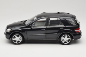 Mercedes ML W164 Obsidian Black Edición Concesionario Minichamps 1:18 B66962321 Metal - imagen 4 de 8