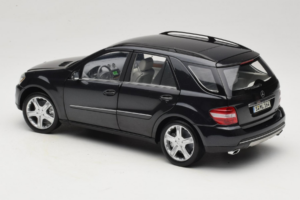 Mercedes ML W164 Obsidian Black Edición Concesionario Minichamps 1:18 B66962321 Metal - imagen 7 de 8