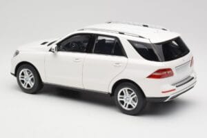 Mercedes ML W166 Blanco Minichamps 1:18 100030101 Metal - imagen 7 de 8