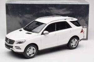 Mercedes ML W166 Blanco Minichamps 1:18 100030101 Metal - imagen 8 de 8