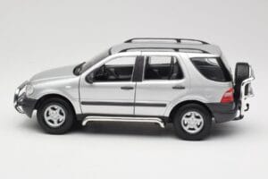 Mercedes ML320 W163 Plata Maisto 1:18 50319 Metal - imagen 4 de 8