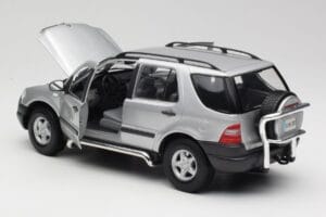 Mercedes ML320 W163 Plata Maisto 1:18 50319 Metal - imagen 5 de 8
