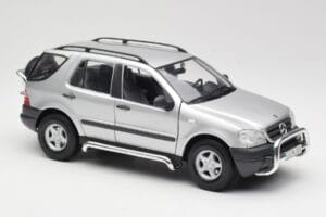 Mercedes ML320 W163 Plata Maisto 1:18 50319 Metal - imagen 6 de 8