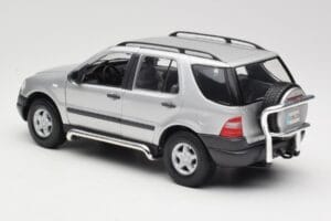 Mercedes ML320 W163 Plata Maisto 1:18 50319 Metal - imagen 7 de 8