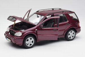 Mercedes ML55 AMG W163 Morado Maisto 1:18 31876 Metal - imagen 2 de 8