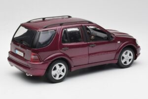 Mercedes ML55 AMG W163 Morado Maisto 1:18 31876 Metal - imagen 3 de 8