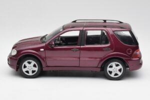Mercedes ML55 AMG W163 Morado Maisto 1:18 31876 Metal - imagen 4 de 8