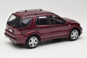 Mercedes ML55 AMG W163 Rojo Maisto 1:18 50348 Metal - imagen 3 de 8
