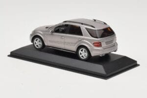 Mercedes ML63 AMG W164 Gris Metalizado Minichamps 1:43 400034570 Metal - imagen 3 de 4