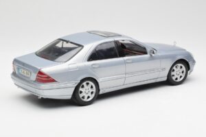 Mercedes S-Class W220 Azul Claro Maisto 1:18 56050 Metal - imagen 3 de 8