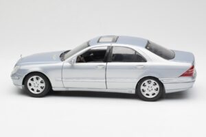Mercedes S-Class W220 Azul Claro Maisto 1:18 56050 Metal - imagen 4 de 8