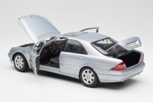 Mercedes S-Class W220 Azul Claro Maisto 1:18 56050 Metal - imagen 5 de 8
