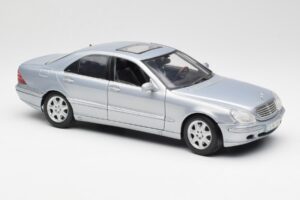 Mercedes S-Class W220 Azul Claro Maisto 1:18 56050 Metal - imagen 6 de 8