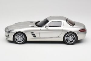 Mercedes SLS AMG C197 Matt Plata Minichamps 1:18 100039029 Metal - imagen 4 de 8