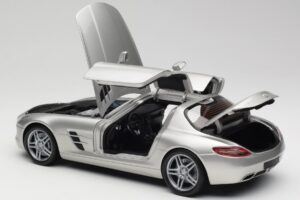 Mercedes SLS AMG C197 Matt Plata Minichamps 1:18 100039029 Metal - imagen 5 de 8