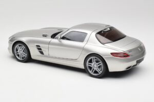 Mercedes SLS AMG C197 Matt Plata Minichamps 1:18 100039029 Metal - imagen 7 de 8