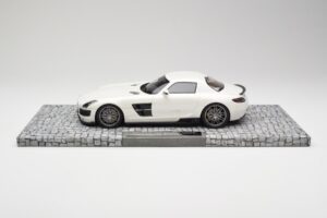 Mercedes Brabus SLS AMG 700 Biturbo Pearl Blanco Minichamps 1:18 107032020 Metal - imagen 3 de 6
