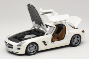 Mercedes SLS AMG Designo Mystic White Museum Edition Minichamps 1:18 B66055551 Metal - imagen 2 de 8