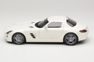 Mercedes SLS AMG Designo Mystic White Museum Edition Minichamps 1:18 B66055551 Metal - imagen 4 de 8