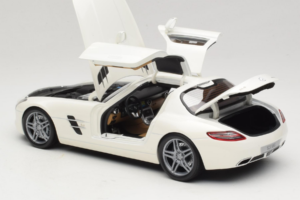 Mercedes SLS AMG Designo Mystic White Museum Edition Minichamps 1:18 B66055551 Metal - imagen 5 de 8