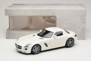 Mercedes SLS AMG Designo Mystic White Museum Edition Minichamps 1:18 B66055551 Metal - imagen 8 de 8