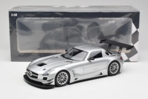 Mercedes SLS AMG GT3 C197 Street Plata Minichamps 1:18 151113100 Metal - imagen 6 de 6