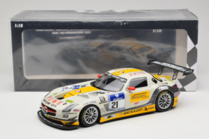 Mercedes SLS AMG GT3 #21 Rowe Racing M. Hartung / N. Heyer ADAC 24 Hours Nurburgring 2013 Minichamps 1:18 151133121 Metal - imagen 6 de 6