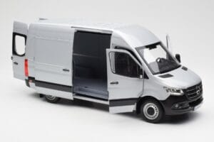 Mercedes Sprinter W907 Plata Norev 1:18 183424 Metal - imagen 5 de 8