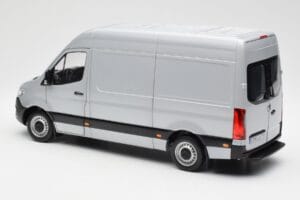 Mercedes Sprinter W907 Plata Norev 1:18 183424 Metal - imagen 7 de 8
