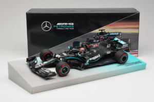 Mercedes W11 #63 G. Russell Mercedes AMG Petronas Sakhir Grand Prix 2020 Minichamps 1:18 113201663 Resina - imagen 7 de 7