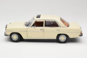 Mercedes W115 Strich 8 Crema Sun Star 1:18 4581 Metal - imagen 4 de 8