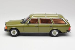 Mercedes W123 200T Cypress Verde BoS Models 1:18 BOS008 Metal - imagen 3 de 6