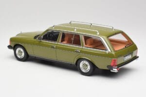 Mercedes W123 200T Cypress Verde BoS Models 1:18 BOS008 Metal - imagen 5 de 6