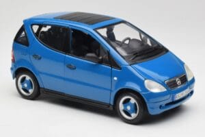 Mercedes A-Class W168 Azure Azul Maisto 1:18 50311 Metal - imagen 6 de 8