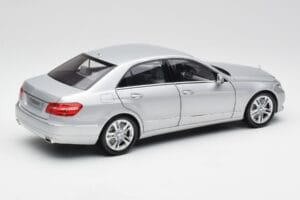 Mercedes Clase E W212 Avantgarde Iridium Plata Pintura Edición 2 Minichamps 1:18 B66960212-D2 Metal - imagen 3 de 11
