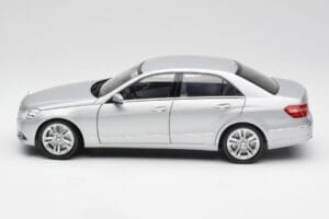 Mercedes Clase E W212 Avantgarde Iridium Plata Pintura Edición 2 Minichamps 1:18 B66960212-D2 Metal - imagen 4 de 11