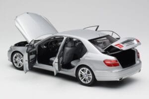 Mercedes Clase E W212 Avantgarde Iridium Plata Pintura Edición 2 Minichamps 1:18 B66960212-D2 Metal - imagen 5 de 11