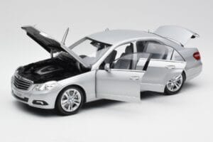 Mercedes Clase E W212 Avantgarde Iridium Plata Pintura Edición 1 Minichamps 1:18 B66960212-D1 Metal - imagen 2 de 11
