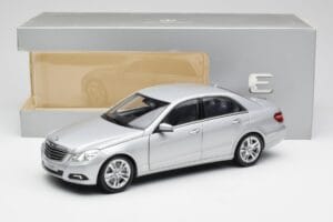 Mercedes Clase E W212 Avantgarde Iridium Plata Pintura Edición 1 Minichamps 1:18 B66960212-D1 Metal - imagen 11 de 11