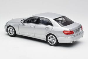 Mercedes Clase E W212 Avantgarde Iridium Plata Pintura Edición 1 Minichamps 1:18 B66960212-D1 Metal - imagen 7 de 11