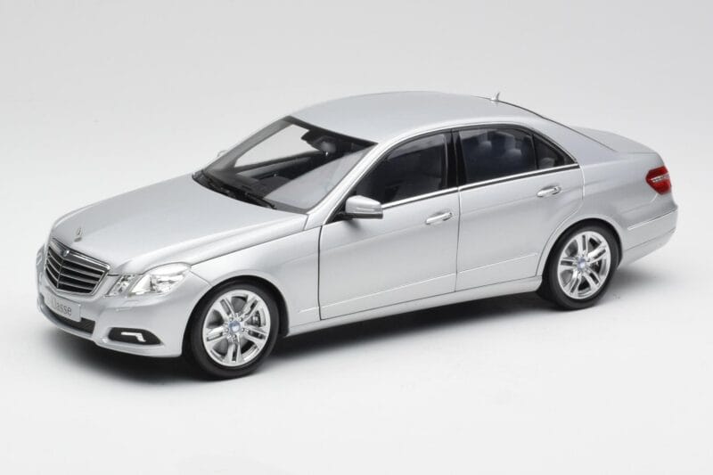 Mercedes Clase E W212 Avantgarde Iridium Plata Pintura Edición 1 Minichamps 1:18 B66960212-D1 Metal
