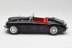 MGA English Roadster Negro Revell 1:18 84559091 Metal - imagen 4 de 8