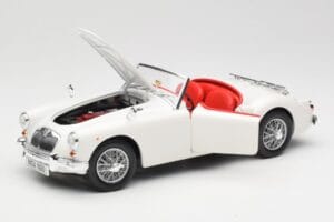 MGA Roadster Old English White Revell 1:18 08455 Metal - imagen 2 de 8