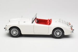 MGA Roadster Old English White Revell 1:18 08455 Metal - imagen 4 de 8
