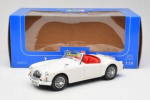 MGA Roadster Old English White Revell 1:18 08455 Metal - imagen 8 de 8