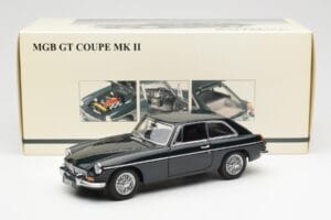 MGB GT Mk2 Coupe Racing Verde AUTOart 1:18 76602 Metal - imagen 8 de 8