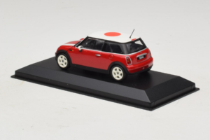 Mini Cooper Rojo Con Bandera de Japón Minichamps 1:43 80420309024-R1 Metal - imagen 3 de 5