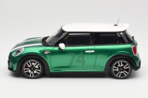 MINI Cooper F56 JCW British Racing Verde Otto 1:18 OT1098 Resina - imagen 3 de 6