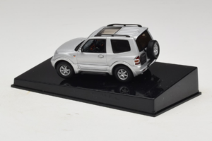 Mitsubishi Pajero SWB Plata AUTOart 1:43 57113 Metal - imagen 3 de 4