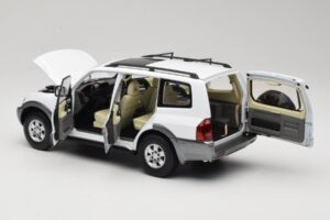 Mitsubishi Pajero V73 Blanco YC Model 1:18 241218040103010206 Metal - imagen 5 de 8